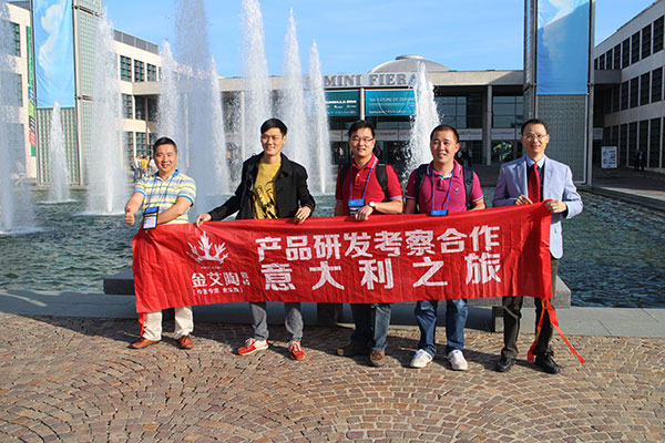 金艾陶瓷磚品牌董事長（中）帶隊(duì)歐州考察