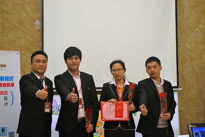 金艾陶瓷磚營銷總經(jīng)理羅勝為2015年團(tuán)隊合作獎（空間設(shè)計部）頒獎