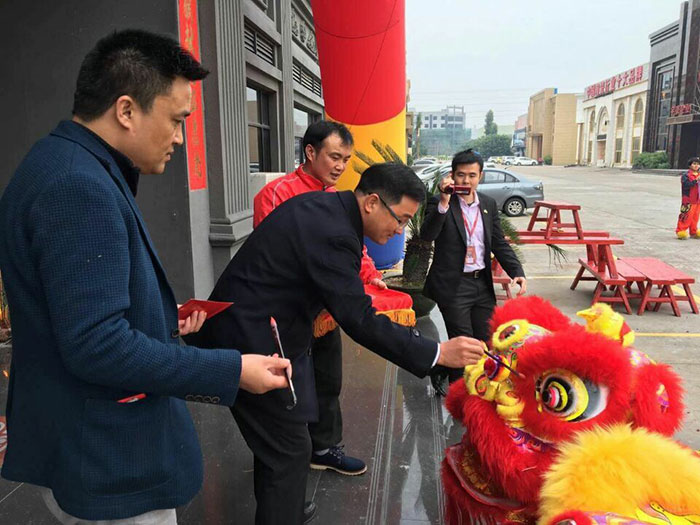 金艾陶瓷磚董事長(zhǎng)劉鴻祥給獅子點(diǎn)睛