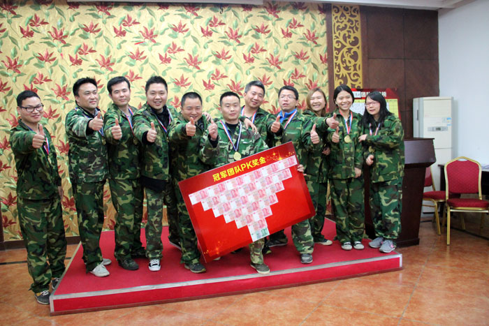 公司領(lǐng)導(dǎo)為取得第一名的小隊(duì)頒獎(jiǎng)