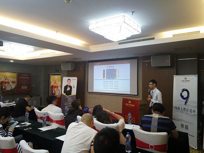 金艾陶瓷磚品牌網(wǎng)銷部運營總監(jiān)劉小良先生介紹金艾陶優(yōu)勢亮點