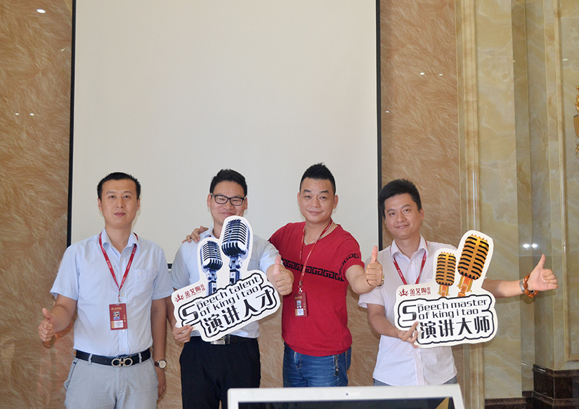 銷(xiāo)售線獲獎(jiǎng)人員上臺(tái)領(lǐng)獎(jiǎng)