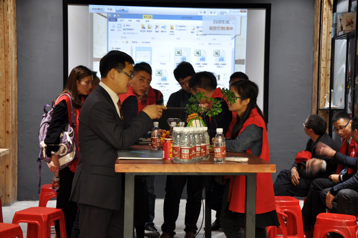 “時代賦予同樣的場景不同的意義”，緊跟時代的發(fā)展，傳統(tǒng)企業(yè)轉型成了當今的趨勢，金艾陶瓷磚品牌開創(chuàng)O2O+體驗店模式，以便贏得新的發(fā)展。