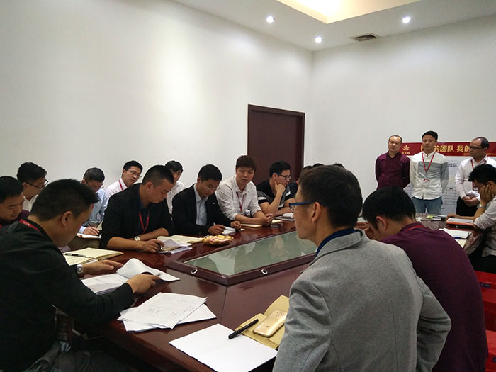 2017年4月5日上午，陶瓷一線品牌金艾陶瓷磚銷售團隊3月PK賽的結(jié)果在金艾陶瓷磚營銷總部揭曉。銷售PK賽旨在營造公司良好的“比、學、趕、超”工作氛圍的同時，也提升金艾陶瓷磚銷售團隊在終端市場的銷售能力和戰(zhàn)斗力。