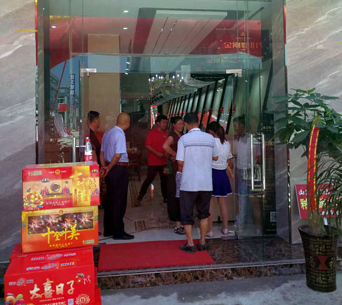 2017年7月12日，安徽葉集金寨彩旗飄揚，鑼鼓齊響、人聲鼎沸。來自金寨數(shù)百名業(yè)主齊聚活動現(xiàn)場，共同見證陶瓷一線品牌金艾陶瓷磚葉集店的盛大開業(yè)。