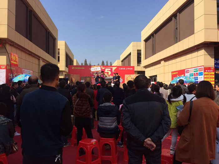 2017年11月5日，百盟光彩建材大市場邀約30家品牌商家聯(lián)合舉辦了本次的家居建材團購會，參加活動的消費者將現場的氛圍不斷推向高潮，金艾陶瓷磚品牌展位無論人氣、銷售都取得空前成功，彰顯品牌大氣風范。