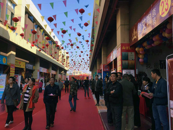 2017年11月5日，百盟光彩建材大市場邀約30家品牌商家聯(lián)合舉辦了本次的家居建材團購會，參加活動的消費者將現場的氛圍不斷推向高潮，金艾陶瓷磚品牌展位無論人氣、銷售都取得空前成功，彰顯品牌大氣風范。