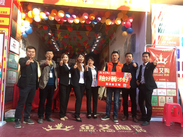 2017年11月5日，百盟光彩建材大市場邀約30家品牌商家聯(lián)合舉辦了本次的家居建材團購會，參加活動的消費者將現場的氛圍不斷推向高潮，金艾陶瓷磚品牌展位無論人氣、銷售都取得空前成功，彰顯品牌大氣風范。