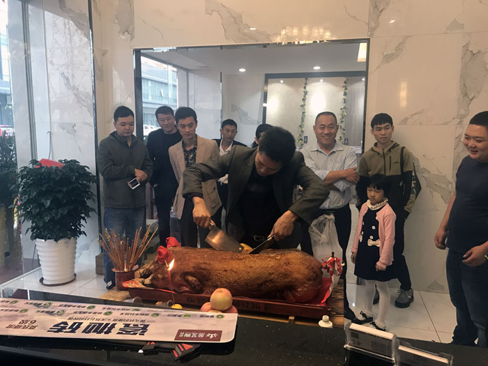 金艾陶瓷磚品牌作為陶瓷一線品牌，近年來不斷的推出爆款新品，受到眾多消費(fèi)者的喜愛。2017年11月19日，一群朝氣蓬勃的金艾陶人正在緊張有序的忙碌著，為金艾陶中山古鎮(zhèn)店即將開始的開業(yè)典禮做最后的準(zhǔn)備。  上午10點(diǎn)28分，鑼鼓喧天，掌聲震動，金艾陶中山古鎮(zhèn)專賣店迎來了盛大開業(yè)的良辰吉時。?