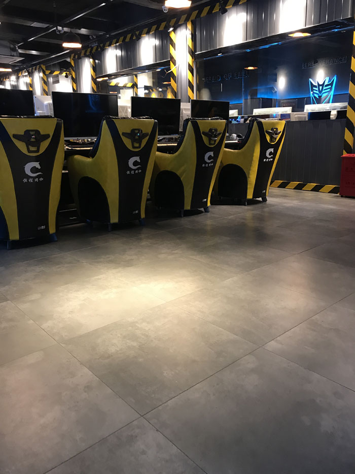 金艾陶現(xiàn)代仿古磚案例:別說了，一起去這個(gè)1000方的網(wǎng)咖開黑！