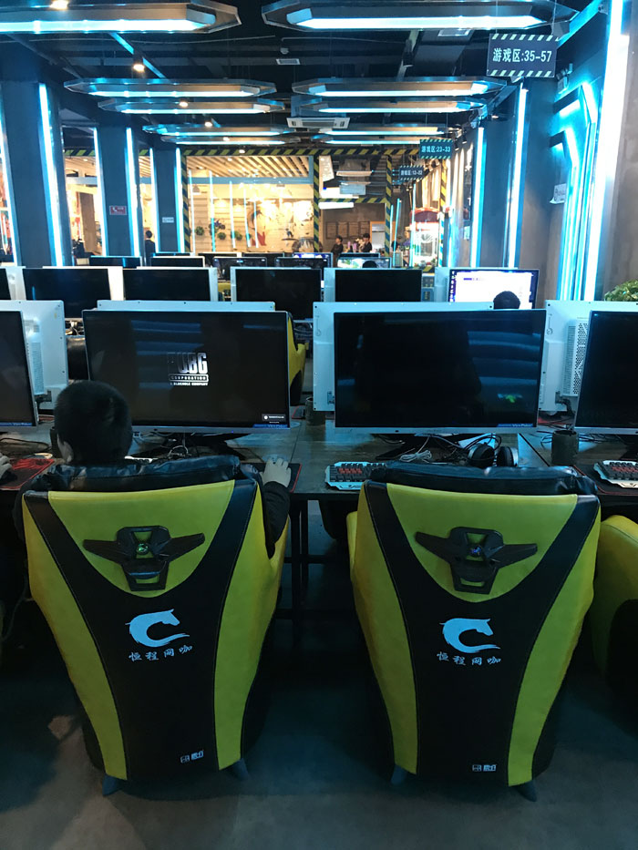 金艾陶現(xiàn)代仿古磚案例:別說了，一起去這個(gè)1000方的網(wǎng)咖開黑！