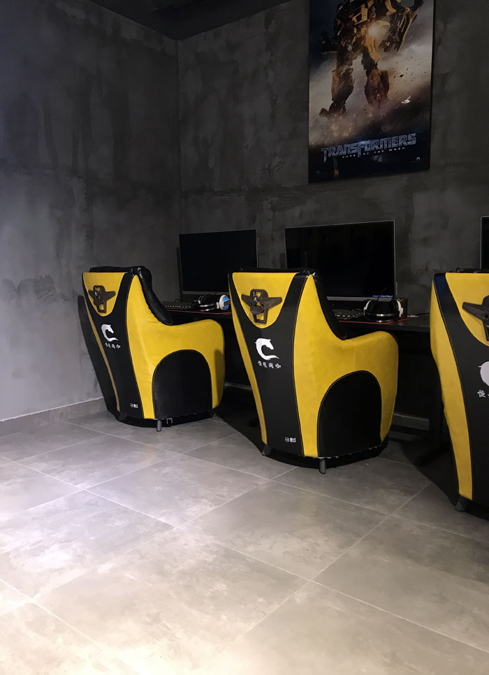 金艾陶現(xiàn)代仿古磚案例:別說了，一起去這個(gè)1000方的網(wǎng)咖開黑！