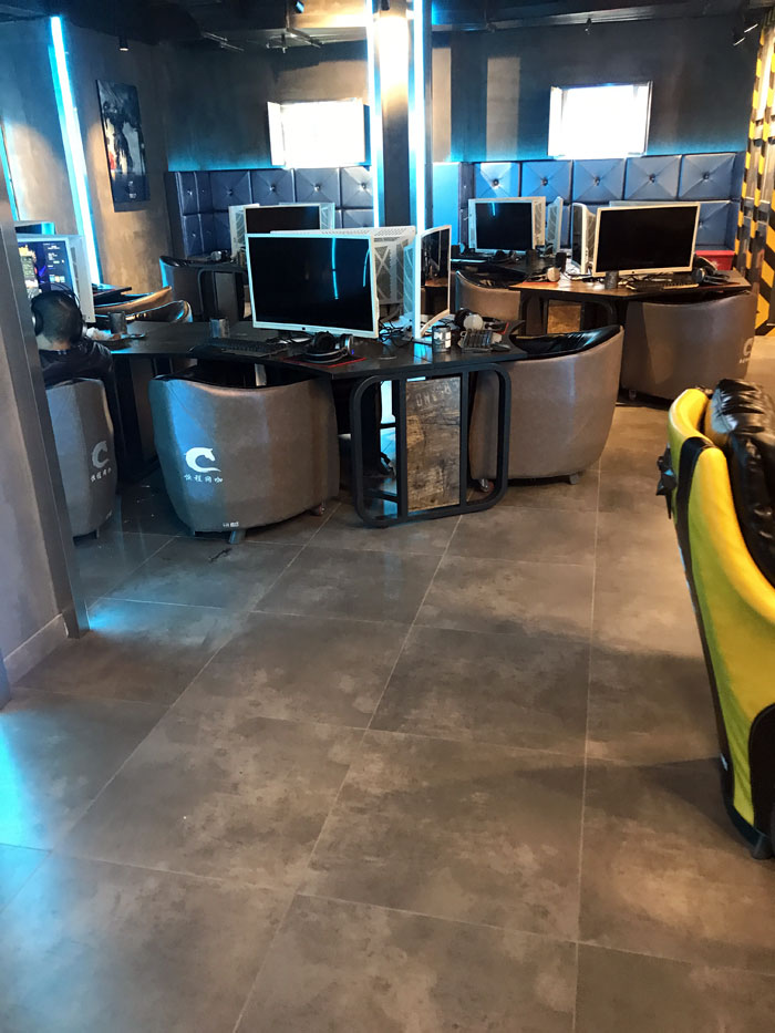 金艾陶現(xiàn)代仿古磚案例:別說了，一起去這個(gè)1000方的網(wǎng)咖開黑！