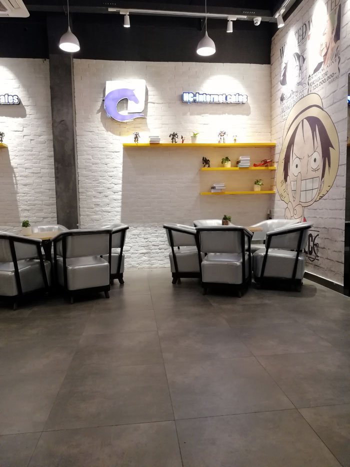 金艾陶現(xiàn)代仿古磚案例:別說了，一起去這個(gè)1000方的網(wǎng)咖開黑！