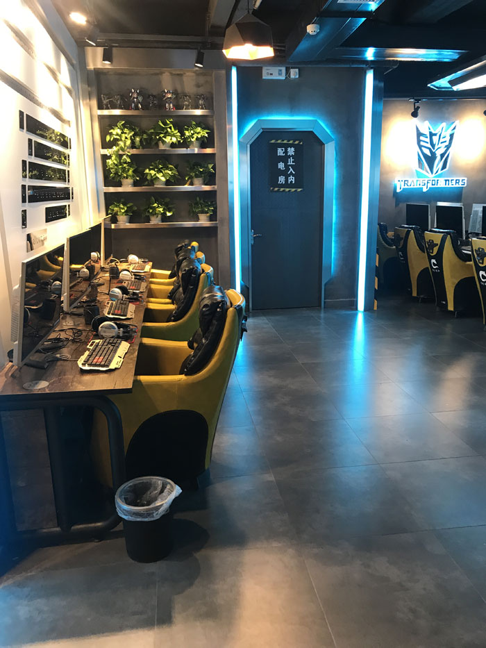 金艾陶現(xiàn)代仿古磚案例:別說了，一起去這個(gè)1000方的網(wǎng)咖開黑！