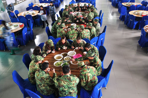 金艾陶在廣州黃埔軍校進(jìn)行軍事拓展特訓(xùn)