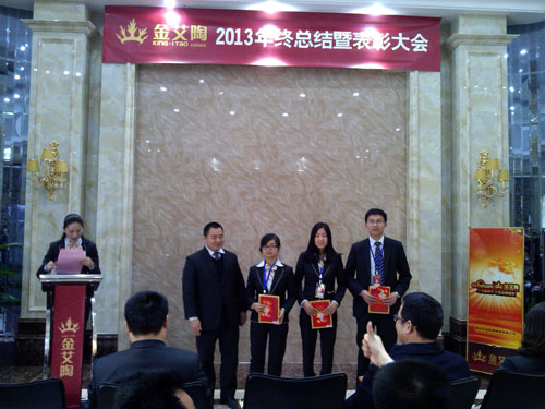 銷售總監(jiān)劉鴻瑞為優(yōu)秀員工頒獎