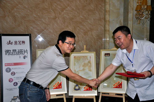 董事長(zhǎng)為陶博會(huì)期間邀約冠軍頒發(fā)證書和獎(jiǎng)金