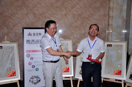 營(yíng)銷總經(jīng)理為季度銷量冠軍頒發(fā)證書和獎(jiǎng)金