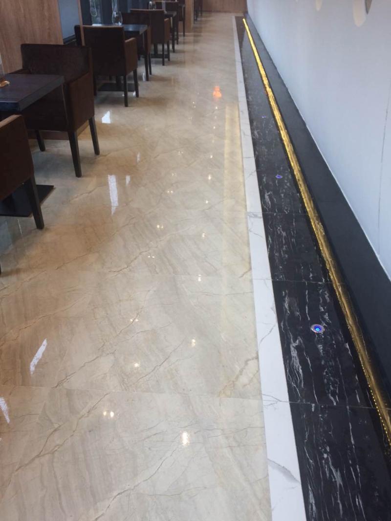 中山咖曼特航空主題西餐廳過(guò)道